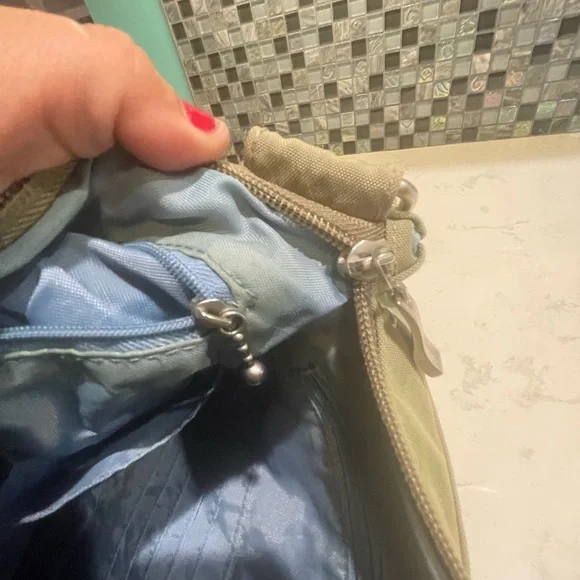 Baggallini Super Cute Crossbody- Great Condition, but see Photos of inner liner - Picture 5 of 7